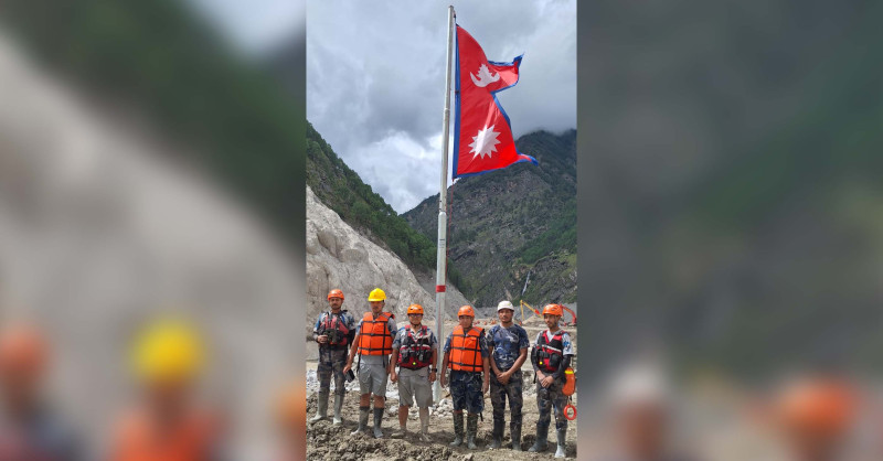 टिमुरेस्थित नेपाल–चीन सीमामा राष्ट्रिय झण्डा पुनःस्थापित गरियो