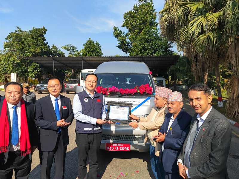 चिनियाँ दूतावासद्वारा क्यान्सर अस्पताललाई विद्युतीय सवारीसाधन प्रदान