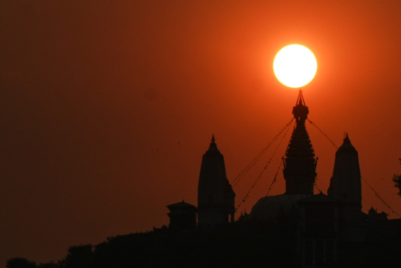 स्वयम्भूबाट देखिएको २०८२ सालको अन्तिम सुर्यास्त (तस्विरहरु)