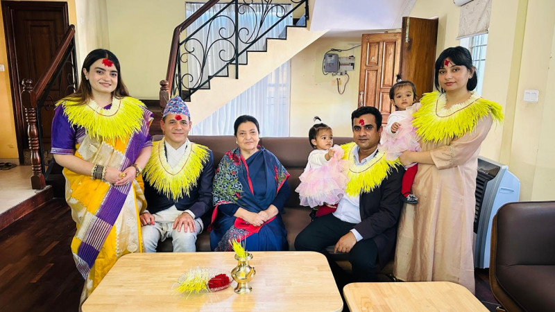 पूर्वराष्ट्रपति भण्डारीद्वारा छोरी-ज्वाइँ र सर्वसाधारणलाई टीका