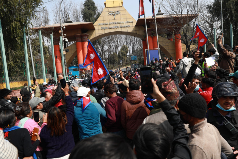 निषेधाज्ञाका बाबजुद त्रिभुवन विमानस्थलमा भेला हुँदै राजावादी, दुर्गा प्रसाई पनि पुगे