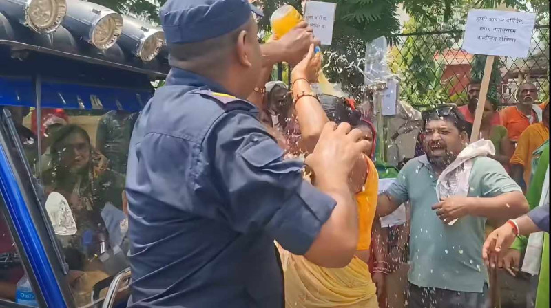जब ज्यानको बाजी थापेर मिटरब्याज पीडित महिलालाई जोगाए प्रहरीले