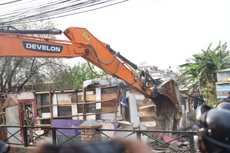 डोजर लगाएर भत्काउन थालियो सुकुम्वासी बस्तीका टहरा