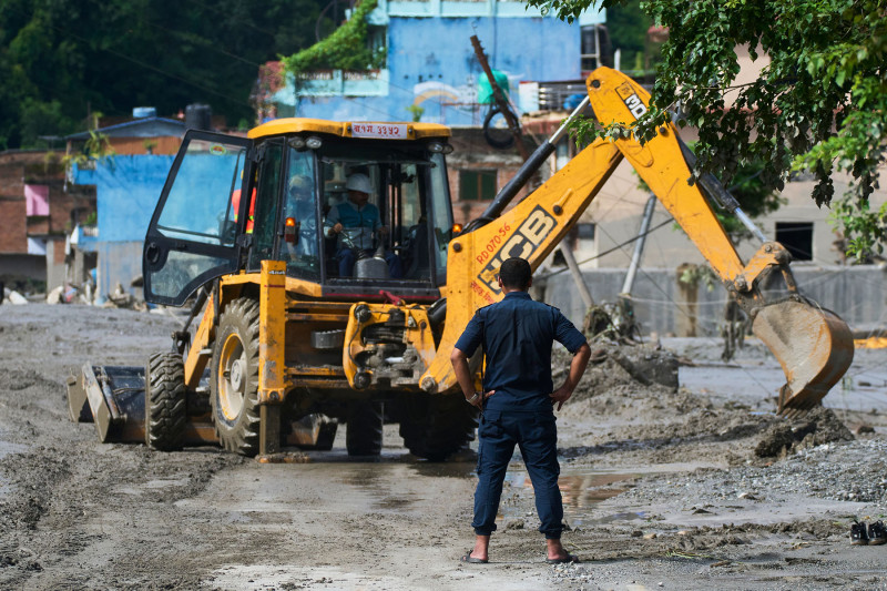 रसुवा बाढी: सडक खुलाउन विभिन्न स्थानमा उपकरण परिचालन