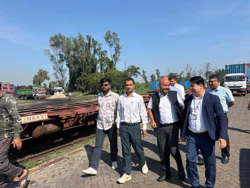 वीरगञ्ज सुक्खा बन्दरगाहमा पूर्वाधार समितिका सभापतिको अनुगमन