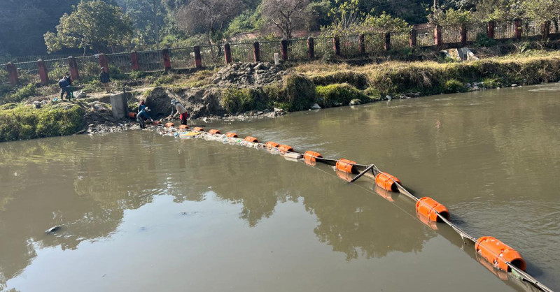वाग्मतीमा तैरिने फोहर पदार्थ सङ्कलन गर्न ‘ट्रास बेरियर’