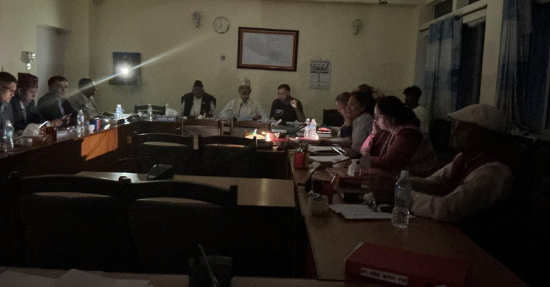 सिंहरबारभित्रै बत्ति गएपछि मोबाइल बालेर चलाइयो शिक्षा उपसमितिको बैठक