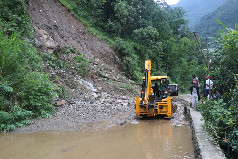 बेनी–दरवाङ सडक मर्मत थालियो, कोरला नाका जोड्ने सडक अझै अवरुद्ध