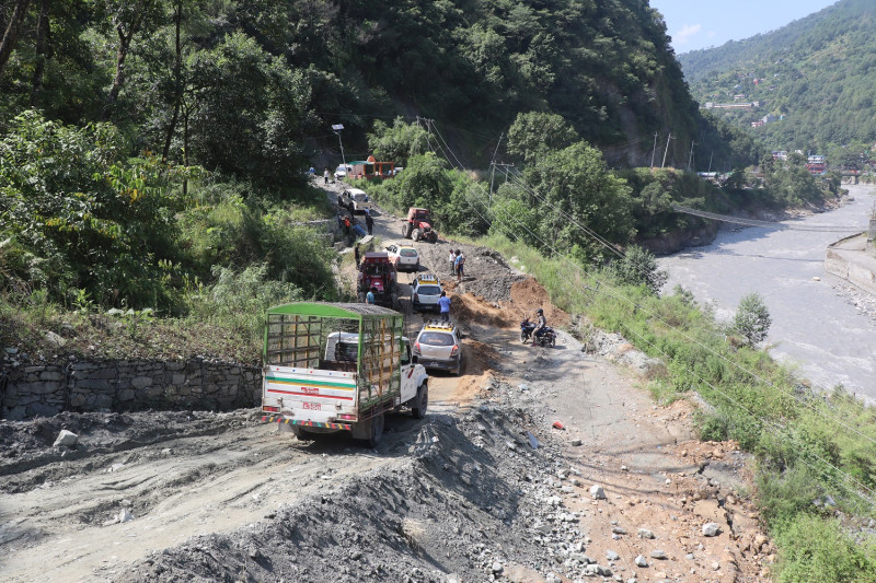 म्याग्दी र मुस्ताङ जोड्ने भसभसेमा सडक भासिँदा यातायात सञ्चालनमा समस्या
