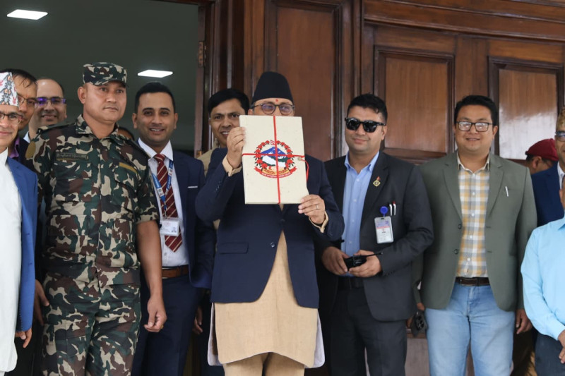 बजेटको फाइल बोकेर अर्थमन्त्री वाग्ले मन्त्रिपरिषद् बैठकमा (तस्बिरहरु)