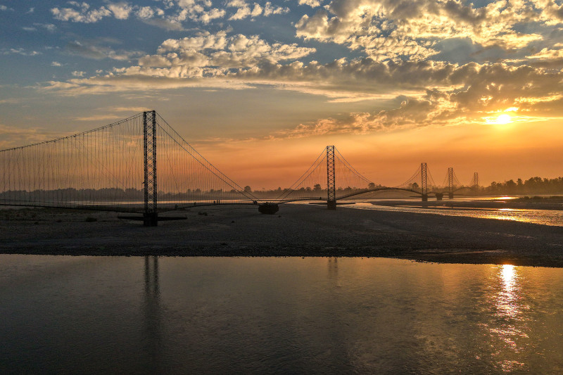 सुविधासँगै पर्यटक पनि तानिरहेको दोधारा चाँदनी पुल(तस्बिरहरु)