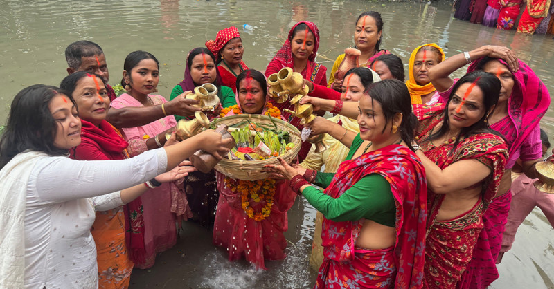 उदाउँदो सूर्यलाई अघ्र्य दिएर छठपर्वको समापन