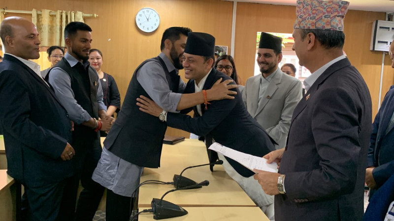 सभामुखमा उम्मेदवारी दर्तापछि रास्वपा सभापति र उपसभापतिको अंकमाल (तस्बिरहरु)