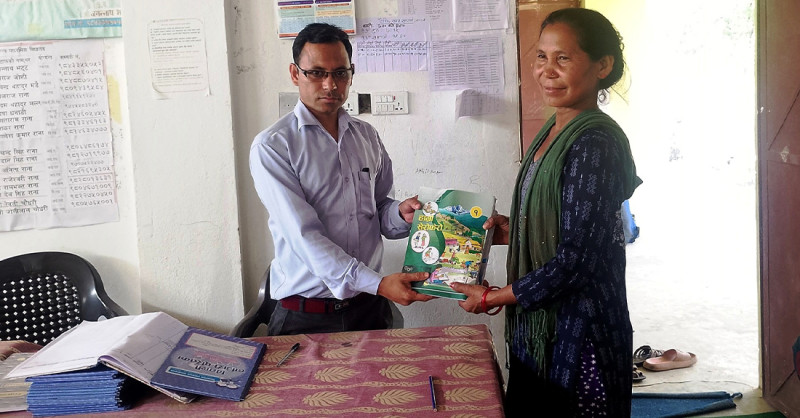 ५२ वर्षको उमेरमा विद्यालय भर्ना भएर कक्षा १ मा पढ्दै वडासदस्य डल्लीदेवी