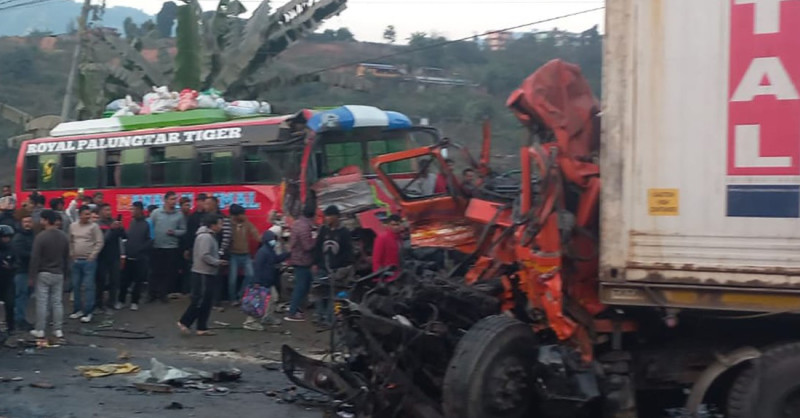भारतीय ट्रकको ब्रेक फेल हुँदा धादिङको धुनिबेसीमा एकै ठाउँमा ७ सवारी ठोक्किए