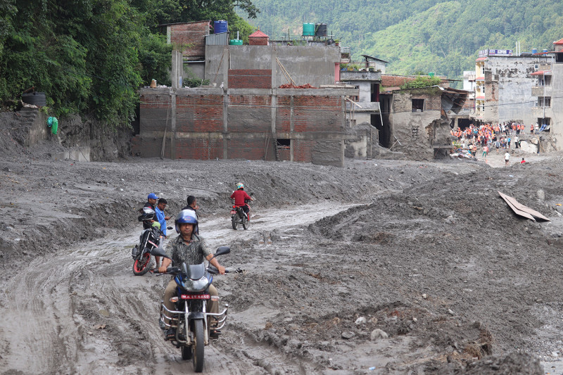 बाढीले प्रभावित ढुङ्गेमा यातायात सञ्चालन, बेत्रावतीसम्म पुग्न सहज