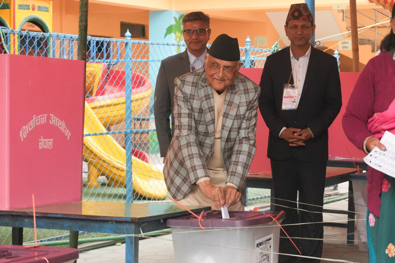 एमाले अध्यक्ष ओलीले बालकोटबाट गरे मतदान