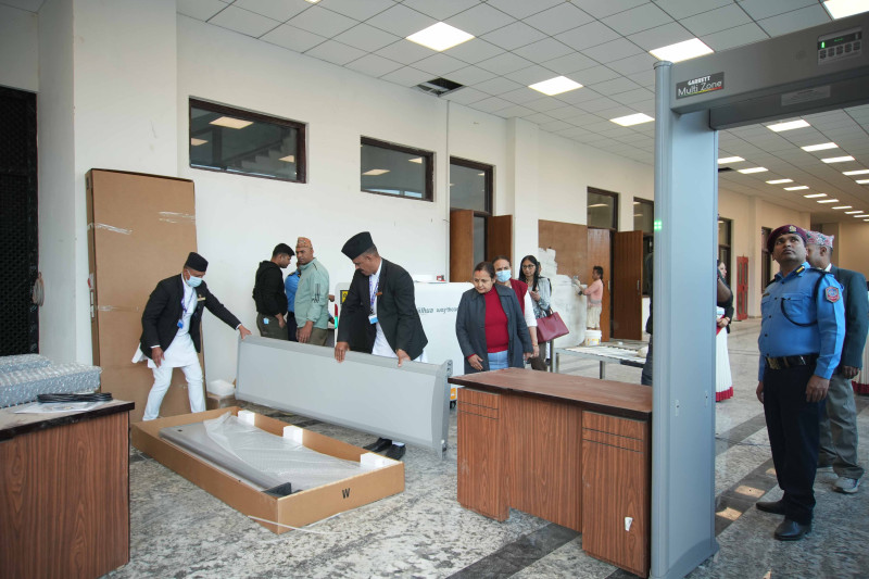 प्रतिनिधिसभाका सदस्यहरुको शपथ ग्रहणस्थलको निरीक्षण गर्दैं जेष्ठ सदस्य अर्जुनरसिंह केसी(तस्बिरहरु)