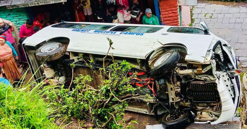 विद्यार्थी बोकेको भ्यान दुर्घटना हुँदा छ घाइते