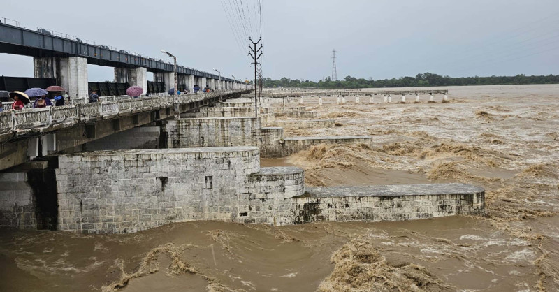 नारायणीको बाढी खतराको तह नजिक, गण्डक ब्यारेजका सबै ढोका खुला