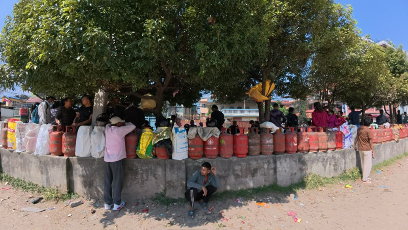 दसैँ आयो–ग्यास आएन, दिनरात लाइन (तस्बिरहरू)