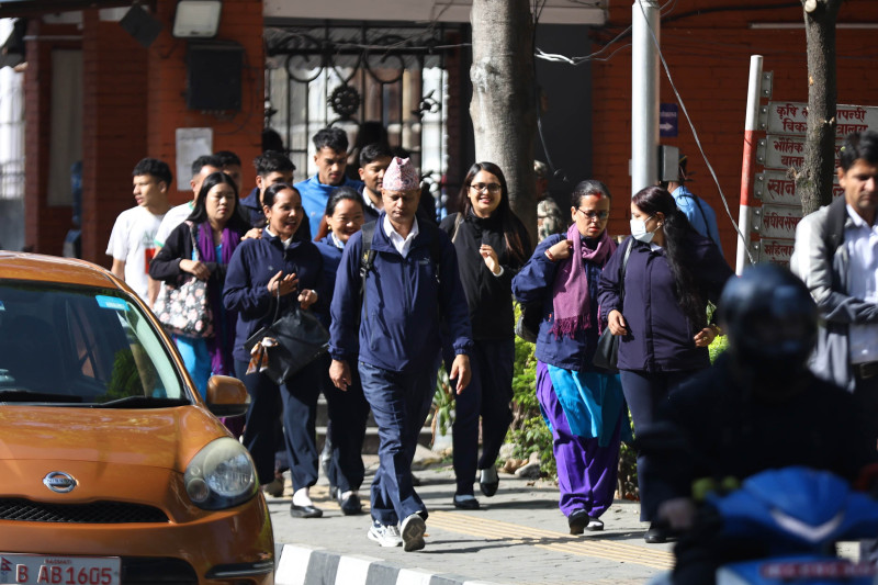 सरकारी कार्यालयहरु बिहान ९ बजेदेखि खुल्ला, ८ बजेदेखिनै सडकमा कर्मचारीको चहलपहल(तस्बिरहरु)