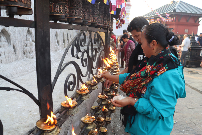 स्वयम्भूनाथ क्षेत्रमा बौद्धमार्गीको घुइँचो, बुद्धको अस्तुधातु दर्शनका लागि राखियो
