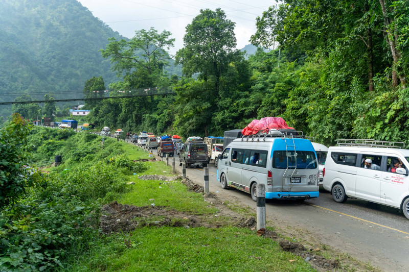 कृष्णभीरमा पहिरो, हेटौँडा–काठमाडौँ सडकमा गाडीको लर्को (तस्बिरहरू)