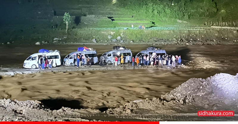 रोशी खोलाको भंगालो फसे ४ वटा माइक्रोबस, यात्रुको उद्धार हुँदै