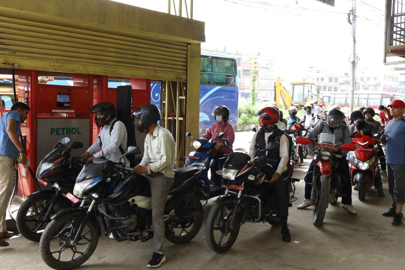 बिहानदेखि बन्द पेट्रोल पम्प खुल्न थाले