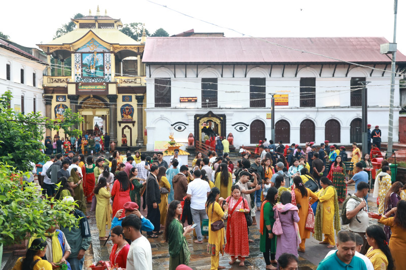 श्रावणको पहिलो सोमबार, पशुपतीमा श्रद्धालुहरुको बिहानैदेखि भिड (तस्बिरहरु)