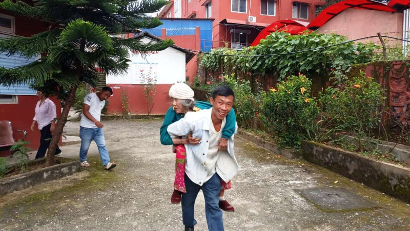 ‘१० मिनेटमा गाउँपालिका पुगिन्छ, ९४ वर्षकी आमा लिएर सदरमुकाम आउनुपर्‍यो’