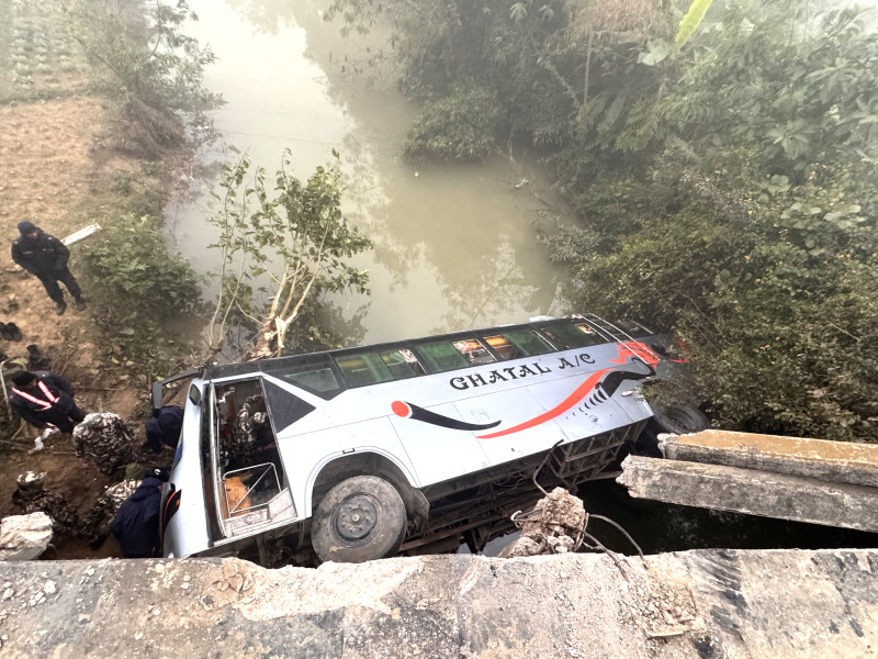 काठमाडौँ आउदै गरेको बस दाङमा दुर्घटना, २२ यात्री घाइते