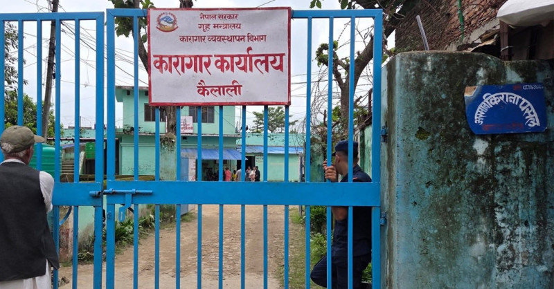 कैलाली कारागार अझै कैदीबन्दीकै नियन्त्रणमा, बाहिरबाट सम्झाइ बुझाइ गर्दै प्रहरी प्रशासन