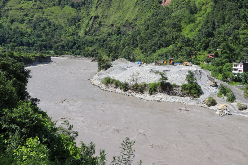 बर्खामा पनि दोहन भइरहेछ कालीगण्डकी (तस्बिर)