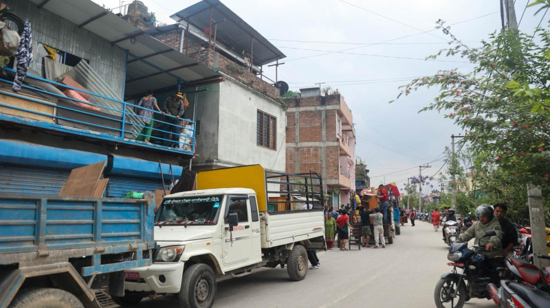 धोबीखोला करिडोरका सुकुम्बासीले सार्न थाले सामान (तस्बिरहरु)
