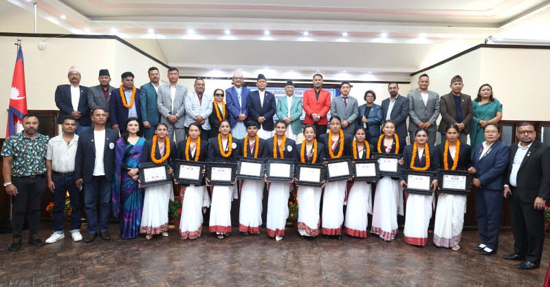 प्रधानमन्त्रीबाट अन्तरराष्ट्रिय पदक विजेता खेलाडी, प्रशिक्षक र व्यवस्थापकलाई पुरस्कार वितरण