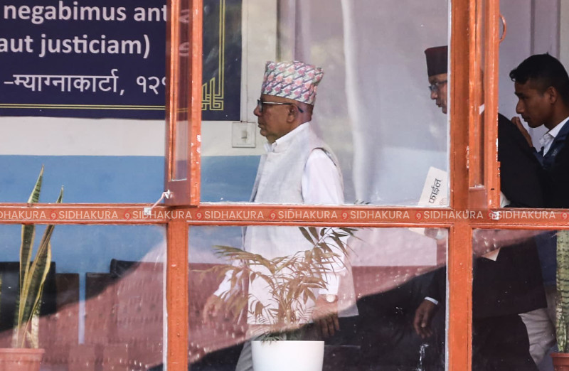 पतञ्जली जग्गा प्रकरणमा बयान दिन माधवकुमार नेपाल विशेष अदालत हाजिर (तस्विरहरु)