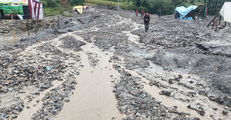 बाढीले मध्यपहाडी लोकमार्ग अवरुद्ध