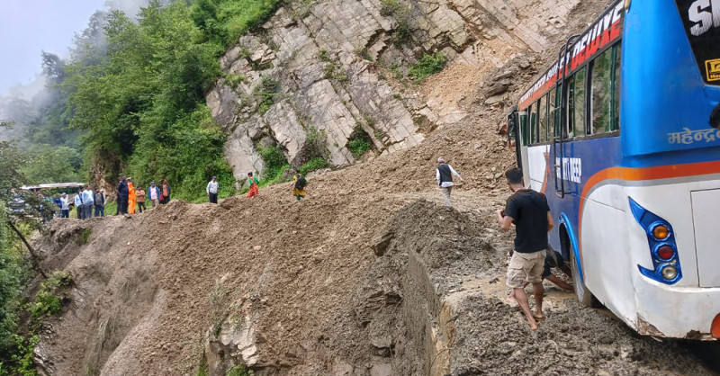 रनेबासमा खसेको पहिरो पन्छाएपछि सञ्चालनमा आयो महाकाली राजमार्ग