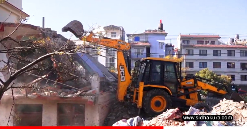देवीनगरमा सार्वजनिक जग्गा अतिक्रमण गरी बनेका संरचनामा महानगरले चलायाे डोजर