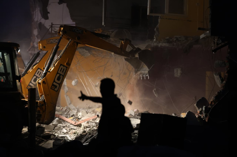 मनोहरामा डोजर र सुरक्षाकर्मी माथी ढुङ्गामुडा प्रहार, डोजर फर्कियो