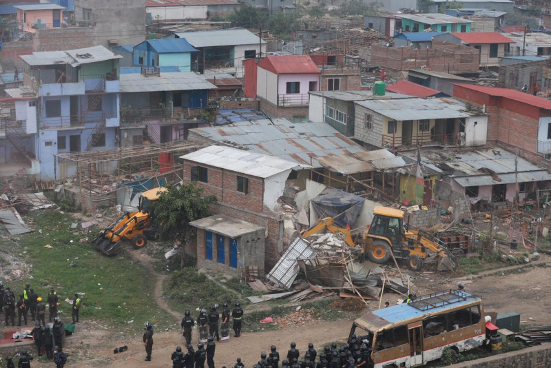 अतिक्रमणमुक्त भए काठमाडौँका तीन बस्ती, मनोहरामा भत्काइँदै