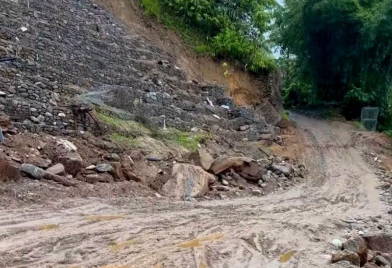 मेची राजमार्गको राजदुवाली खण्ड भासियो, यातायात अवरुद्ध