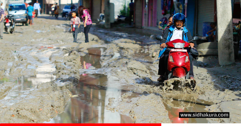 समयमै काम नसक्दा हिलाम्मे सडकमा यात्रा गर्न बाध्य जनता (तस्बिरहरु)