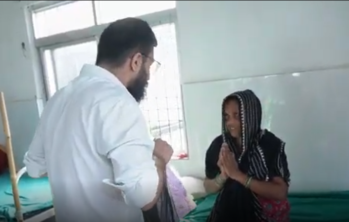 अस्पतालको गेटमै प्रसूति भएकी बविताकुमारीलाई भेट्न पुगे मन्त्री पोखरेल