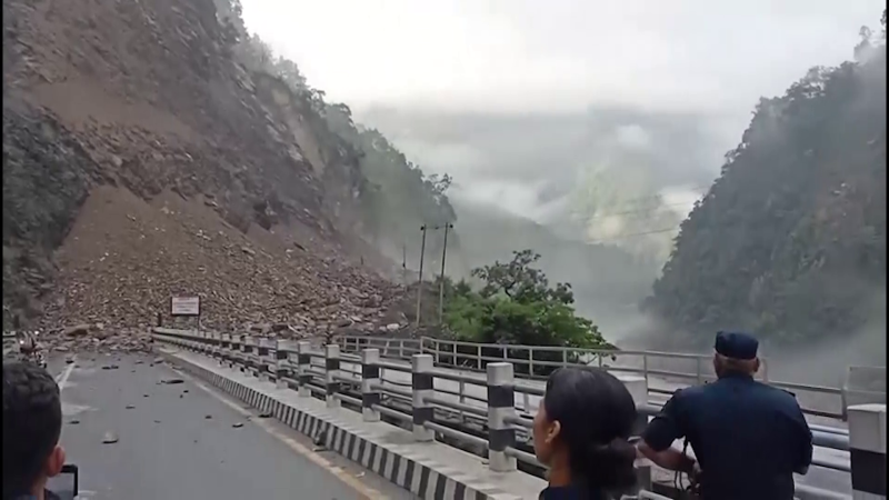 पहिरोका कारण नारायणगढ–मुग्लिन सडकमा अलपत्र परेका यात्रुलाई निशुल्क खाना