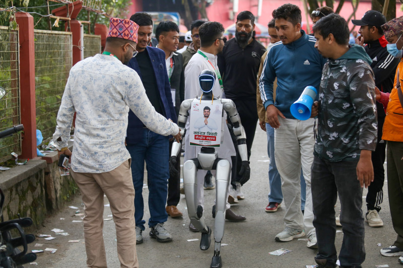 कांग्रेस महाधिवेशनमा भोट माग्दै रोबोट (तस्बिरकथा)
