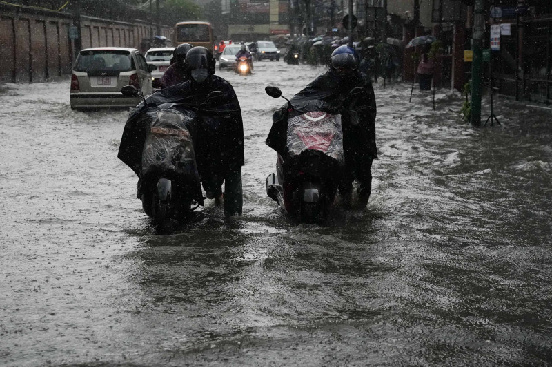 भारी वर्षाका कारण राजधानीको न्यू प्लाजा क्षेत्र जलमग्न (तस्बिरहरु)