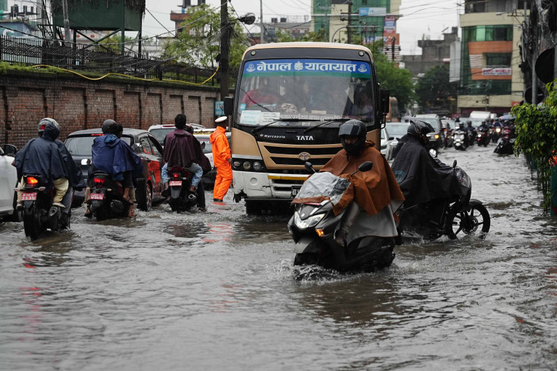 केही बेरको वर्षाले जलमग्न बनेको न्यूप्लाजा अनामनगर सडक (तस्बिरहरु)